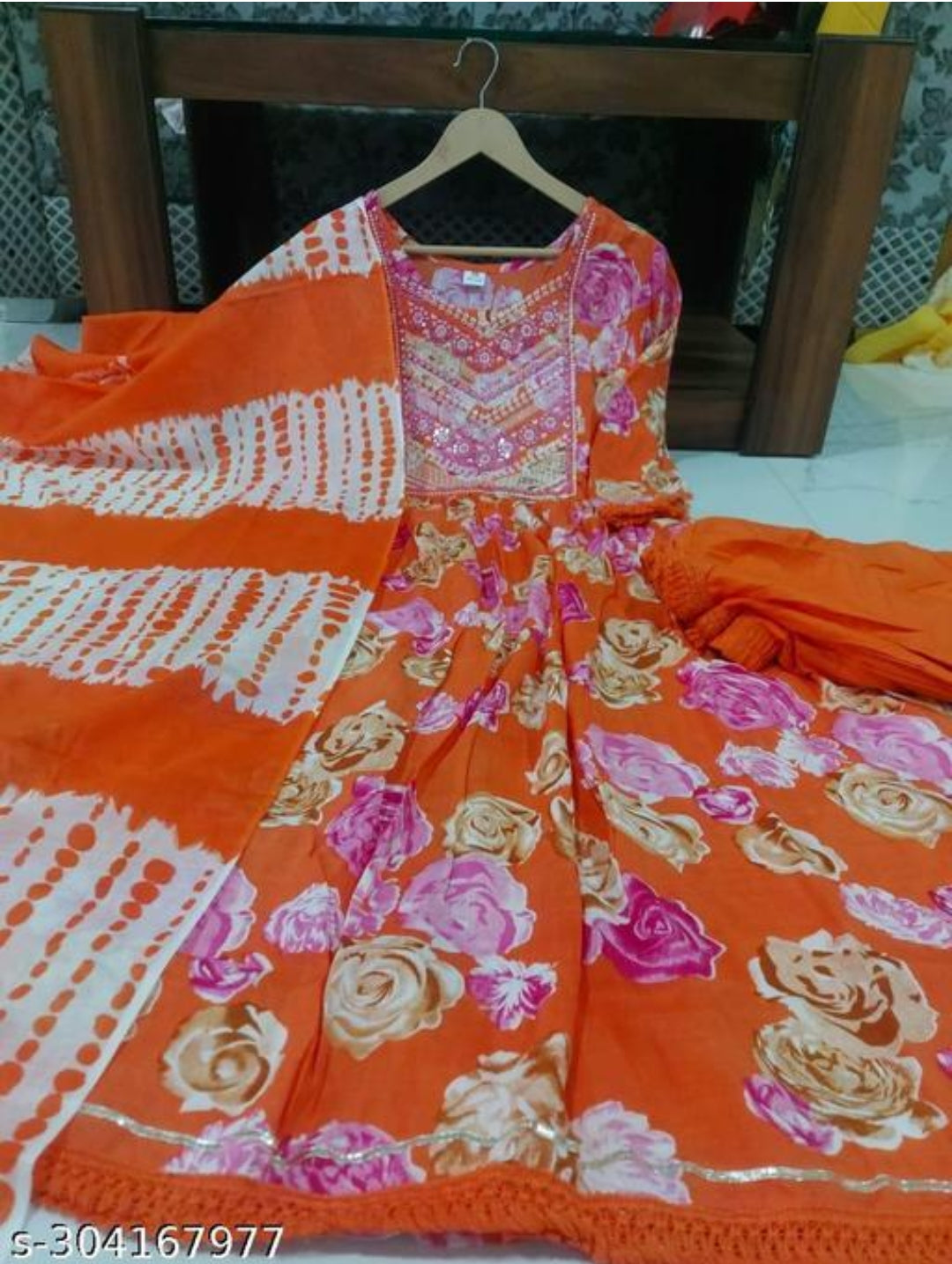 पैंट और दुपट्टे के सेट के साथ जयपुरी प्रिंटेड नायरा कट कुर्ती 