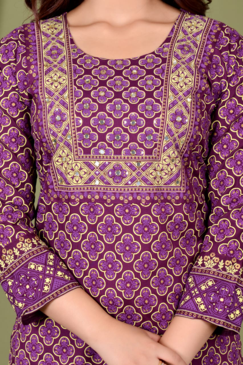 ईशोपनिक्स प्रीमियम रेयॉन डिज़ाइनर कुर्ती पैंट और दुपट्टे के साथ 